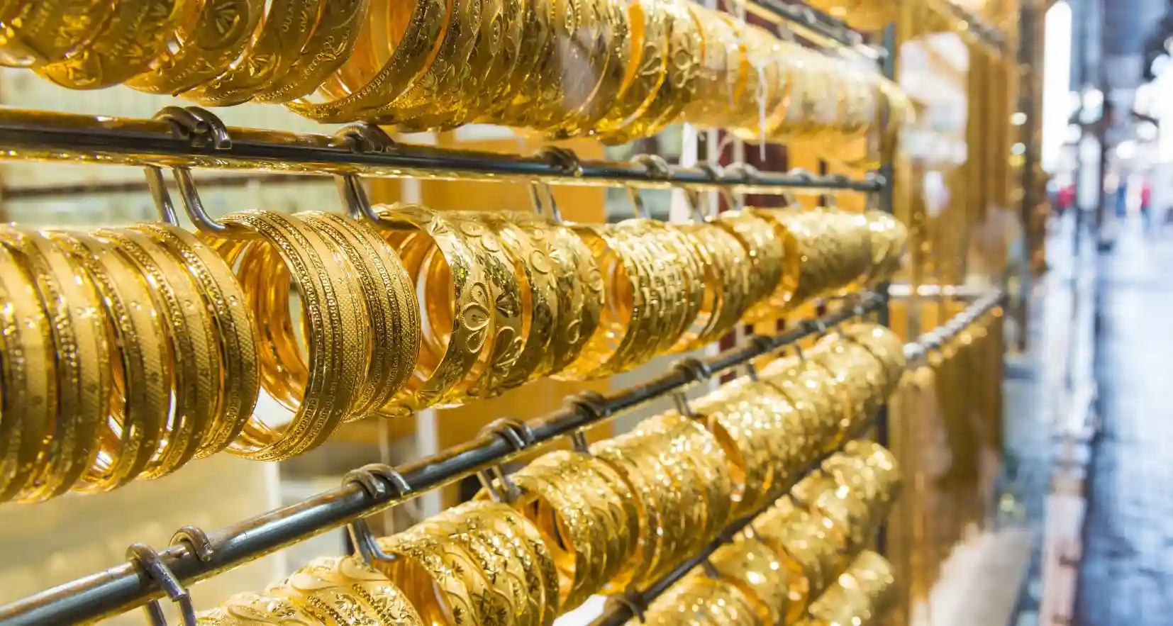 أسعار الذهب اليوم 2025 : الذهب يهوي 5% إلى 4120$ للأوقية بعد قمة تاريخية عند 4381.21 دولار