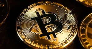 انخفاض بيتكوين : منصات كبرى تستجيب بالسيولة المستقرة والعائد الذكي لامتصاص الصدمات.