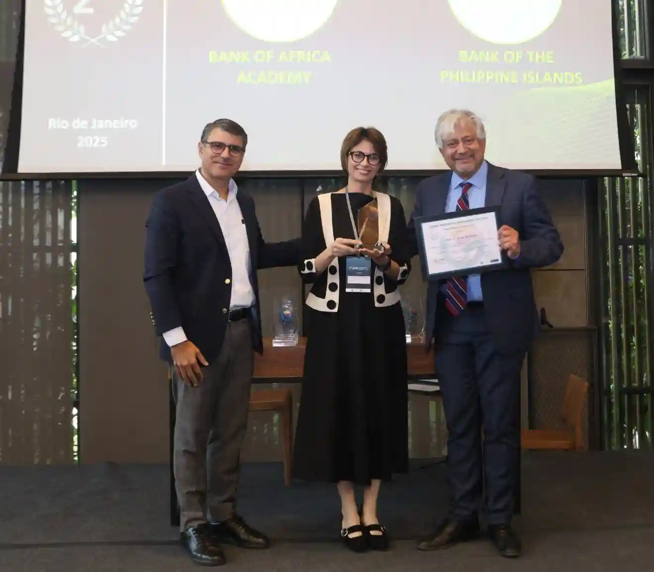 المديرة التنفيذية لبنك إفريقيا أثناء تسلمها جائزة التميز تكريمًا لدور الأكاديمية في تطوير الكفاءات الإفريقية